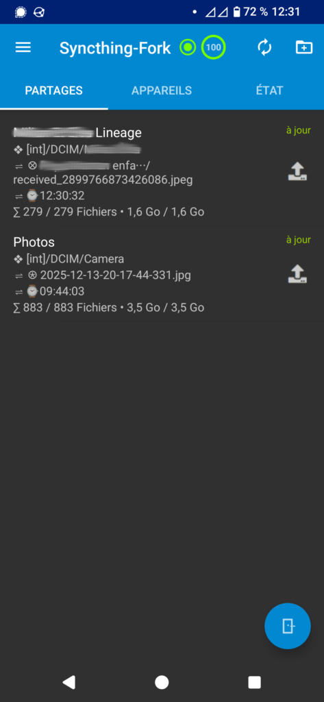 Copie d'écran de Syncthing-Fork pour Android affichant l'onglet "Partages". On voit deux dossiers partagés où il est précisé qu'ils sont "à jour"