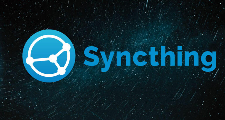 Le logo de Synchting (trois points reliés entre eux par un cercle et reliés également à un quatrième point au centre du cercle). Le fond de l'image présente des étoiles qui semblent avoir été prises en pause longue, donnant une idée de leur déplacement sur un axe