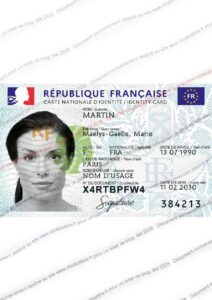 Modèle de carte d'identité d'un citoyen de la République Française. Y figurent, en haut à gauche, le logo Bleu-Blanc-Rouge avec Mariane en blanc, au centre les mentions République Française carte nationale d'identité / identity card, à droite le drapeau de la commission européenne, bleu avec 12 étoiles jaunes en cercle et les lettres FR au centre. En-dessous se trouve la photo d'une femme de type caucasien, cheveux bruns, longs, coiffés vers l'arrière. Restent les mentions écrites en français et en anglais : Nom : Martin ; Prénoms : Maëlys-Gaëlle, Marie ; Sexe : F ; Nationalité : FRA ; Date de naissance : 13 07 1990 ; Lieu de naissance : Paris ; Nom d'usage : Nom d'usage ; N° du document : X4RTBPFW4 ; Date d'expir. : 11 02 2030 ; signature ; 384213.
L'image originelle, rectangulaire au format paysage, se trouve au centre d'un document plus grand, format A4 portrait, recouvert d'un filigrane parcourant le document en diagonale, écrit en gris et répété sous forme de vagues et avec une ombre projetée. "Document exclusivement destiné au site www.clicetcetera.fr pour un billet de blog, été 2026"